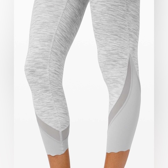 LULULEMON Wunder Under Crop High Rise Roll Down Scallop Luxtreme 23” Leggings - Picture 3 of 12